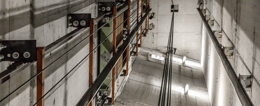 Aufzugschacht mit Seilen und Technik