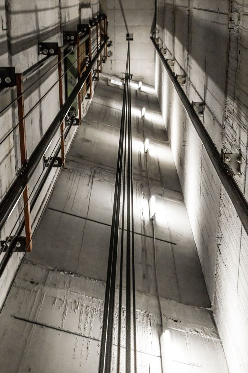 Aufzugschacht aus Beton mit Licht Aufzugschacht aus Beton mit Licht