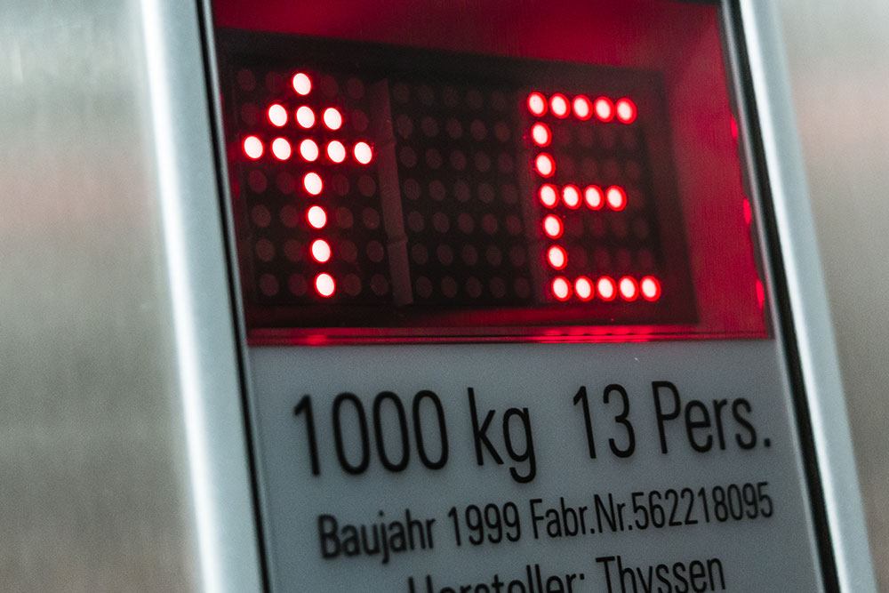 Digitale Anzeige im Aufzug von Thyssen