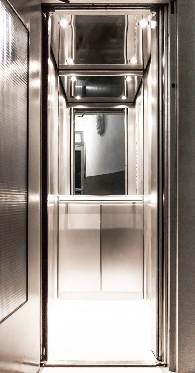 Moderne Aufzug-Kabine aus Edelstahl Moderne Aufzug-Kabine aus Edelstahl