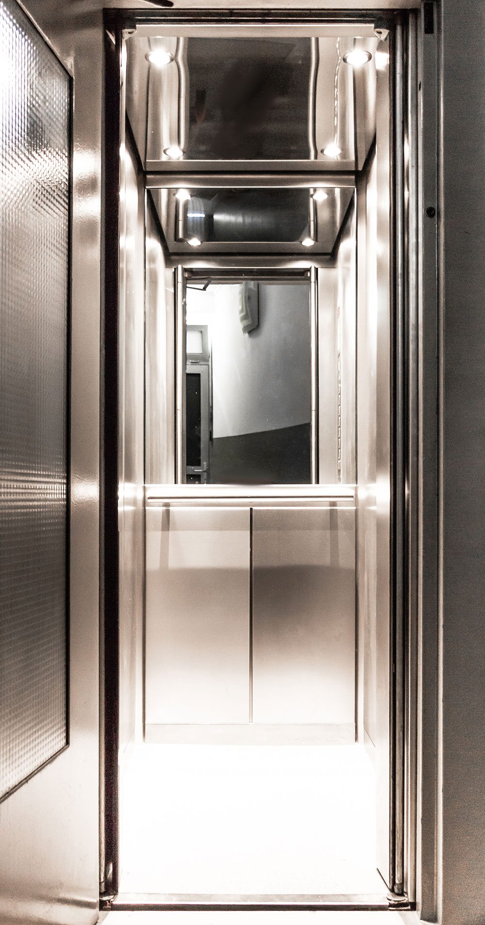 Moderne Aufzug-Kabine aus Edelstahl mit Aufzugtür